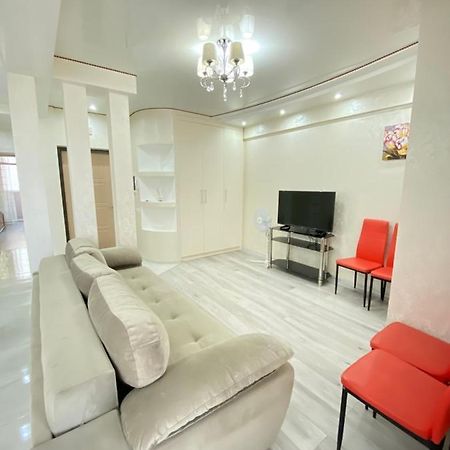 Two Bedroom Large Apartment In Chişinău Extérieur photo